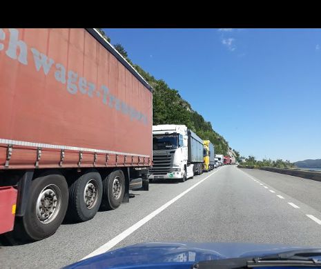 Haos între Drobeta Turnu Severin și Orșova. De vină este un semafor de restricționare a circulaţiei