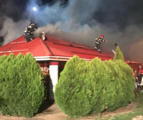 Jandarm erou: s-a făcut scară umană ca să salveze un tânăr din incendiu, blocat în mansardă, apoi a evacuat și câteva mașini