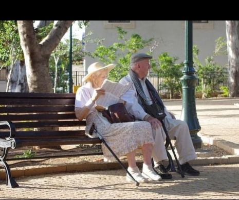 Lui Daniel Funeriu NU i se mai pare că „pensionarii care stau pe bănci cu plasele pline sunt HIDOŞII votanți PSD”