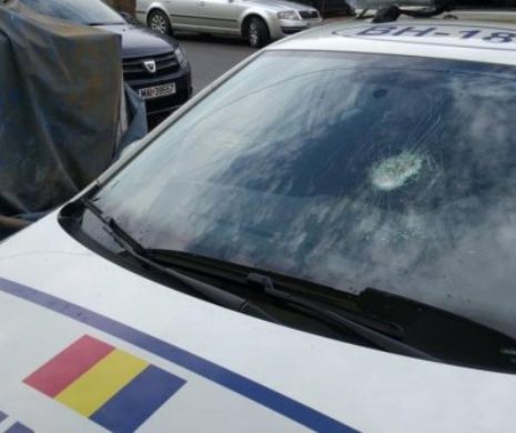 Mașină de poliție LOVITĂ cu pietre de clanurile de țigani