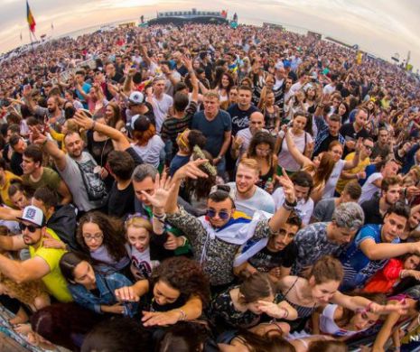 NEVERSEA 2018. Ținute pline de SCLIPICI, PAIETE, TATUAJE TEMPORARE și coafuri INEDITE