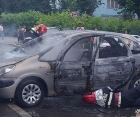PANICĂ la Baia Mare! O mașină a LUAT FOC într-o parcare. Se intervine DE URGENȚĂ