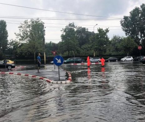 Ploaia torențială și furtuna au inundat litoralul și au alungat turiștii de pe plajă.