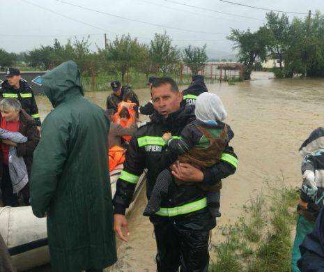 POTOPUL nu se oprește. AVERTIZĂRILE hidrologilor. Alți 45 de oameni, SALVAȚI din calea APELOR | VIDEO