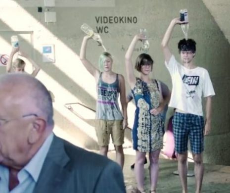 Protest inedit în faţa premierului bavarez, Markus Söder: Studenţii germani şi-au TURNAT apă pe ei în solidaritate cu refugiaţii din Marea Mediterană