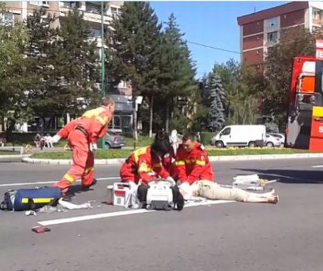 RAZBUNARE FATALĂ în Timișoara! Incredibil ce a făcut un tânăr de 17 ani. Polițiștii l-au salvat de la LINȘAJUL rudelor sale