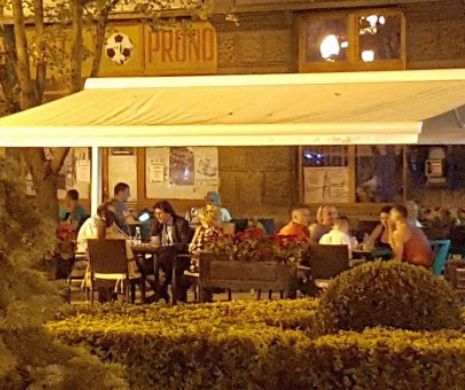 Robu și Popoviciu, șuete la Fântâna cu Pești, vegheați de Tatăl ceresc