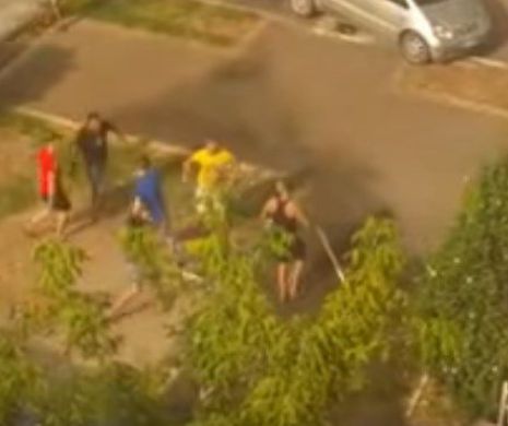 S-au „păruit” înainte de a se tunde! Opt tineri au declanșat un HAOS DE NEDESCRIS în Galați, pentru un motiv STUPID! BĂTAIA ca-n filme este VIRALĂ pe internet - VIDEO