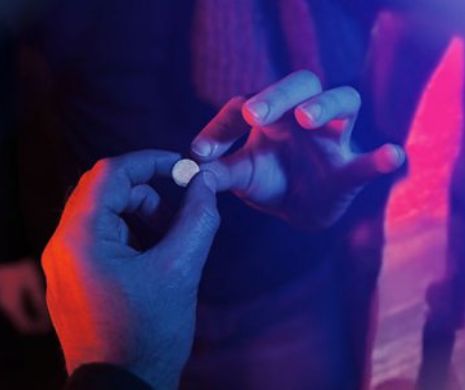 SCANDAL pe PODIUM. Un CREATOR DE MODĂ din România, anchetat de DIICOT. Bărbatul este SUSPECT că ar deține DROGURI de RISC MARE