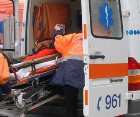 SCENE TERIFIANTE! Un bătrân lovit de un taxi și târât pe carosabil. Mărturisirile ȘOCANTE ale martorilor