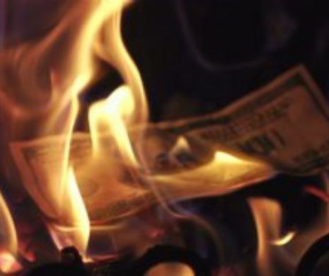Şi-a dat foc la valiză. Poliţist trimis în judecată, după şi-a incendiat mita