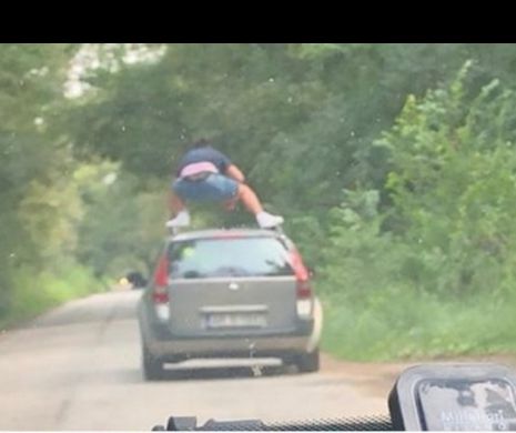 Șofer iresponsabil. S-a urcat pe mașină ca să se maimuțărească în timpul mersului I FOTO
