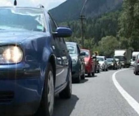TRAFIC RUTIER OPRIT pe DN1! Ploile au făcut PRĂPĂD. Turiștii sunt blocați în coloane INTERMINABILE de mașini