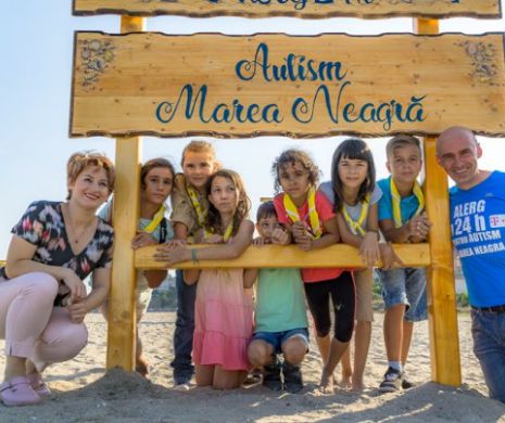 Turistii au luat cu asalt plaja pentru copii cu dizabilitati. "Medicul nostru de la Călăraşi ne-a prescris terapie cu bere"