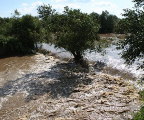 Un bătrân luat de viitură în județul Iași este de negăsit