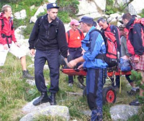 Un grup de alpiniști a fost surprins de o furtună puternică pe Masivul Retezat. O tânără a fost salvată cu elicopterul