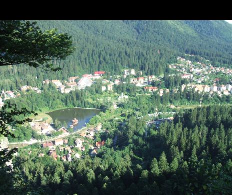 ALERTĂ! O stațiune din România a fost ÎNCERCUITĂ. Jandarmii PATRULEAZĂ în permanență