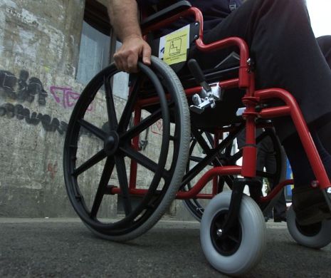 CAZ SCANDALOS. Un BĂTRÂN cu piciorul AMPUTAT, LOVIT de un ANGAJAT la un CENTRU SOCIAL