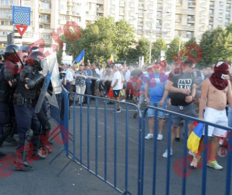 „Cui pe cui se scoate”: Protestatar gazat, trimis să se afume la țeava de eşapament