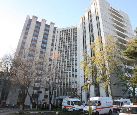 De cei doi asistenţi medicali de la Spitalul Universitar, intraţi în greva foamei, a uitat toată lumea. Un om s-a oprit şi a stat de vorbă cu ei. Apoi a povestit pe pagina sa de Facebook ce a văzut şi a simţit