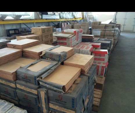 El și ea, vecini, hoți de gresie la beție