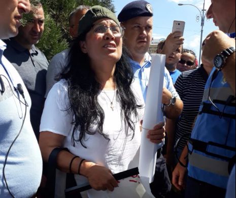 Femeie scoasa de jandarmi de la protest! "Gata cu INJURATURILE!"