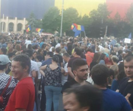 INCIDENT INCREDIBIL! Jandarm UMILIT DE PROTESTATARI! Colegii lui nu au INTERVENIT
