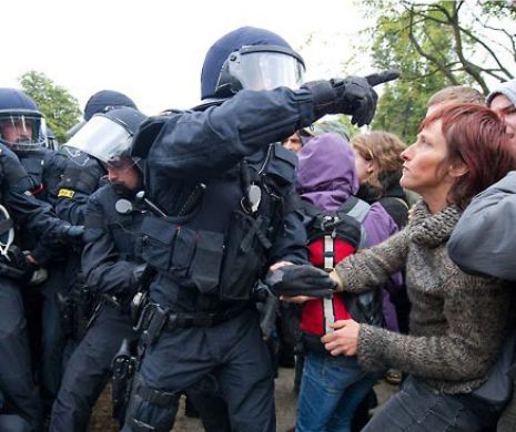 MERKEL REACȚIONEAZĂ în cazul JURNALIȘTILOR REȚINUȚI LA PROTEST. FORȚELE DE ORDINE, acuzate de ÎNCĂLCAREA LIBERTĂȚILOR