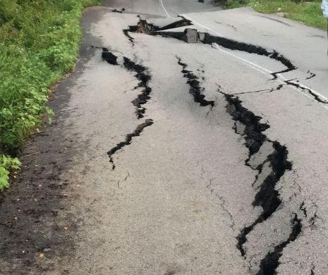 Ploile torențiale au provocat DAUNE GRAVE. Un drum național a fost complet DISTRUS. Circulația este BLOCATĂ