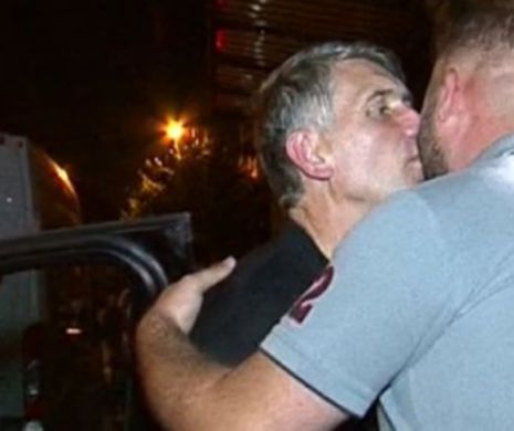 Pomohaci îi dă înainte cu tupeu. Vrea pe scenă! Fostul preot revine în orasul care l-a huiduit