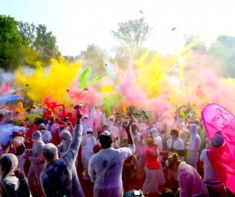 Praf în ochi. Când și unde se dă cea mai mare bătălie cu prafuri colorate