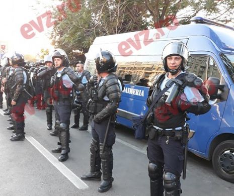 REVOLTĂTOR. Ce au găsit jandarmii la un tânăr de 18 ani care venise la miting