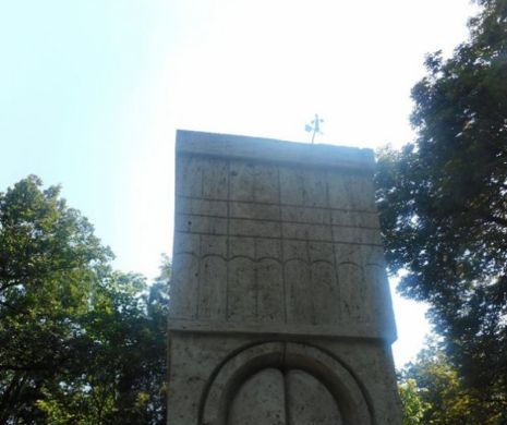 REVOLTĂTOR. Și-au bătut joc de Poarta Sărutului