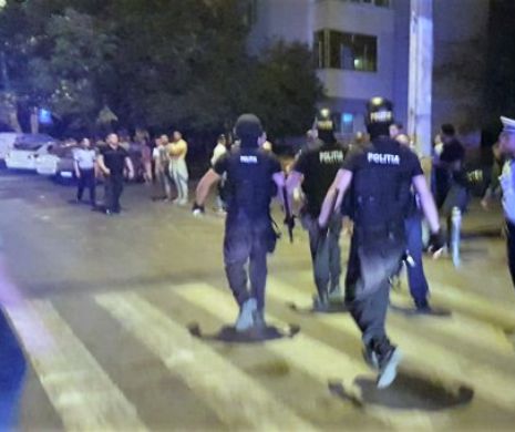 Scandal la Bocșa. Romii au scos cuțitele și s-au înjunghiar în parcarea unui supermarket