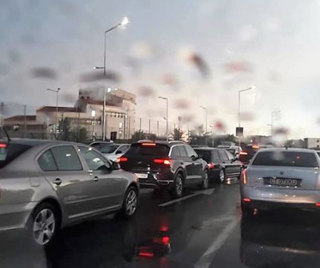 SITUAȚIA TRAFICULUI în București și pe drumurile naționale. CIRCULAȚIA pe mai multe drmuri naționale a fost ÎNTRERUPTĂ