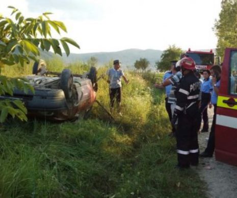 „Spectacol” dramatic. Poliția l-a găsit beat în mașina răsturnată. Apoi au aflat că omul a doborât un record trist. I-au chemat un ELICOPTER SMURD