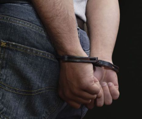 TULBURĂTOR! Un bărbat și-a MOLESTAT fiicele de SUTE de ORI. O fata n-a mai SUPORTAT traumele și a SPUS TOT