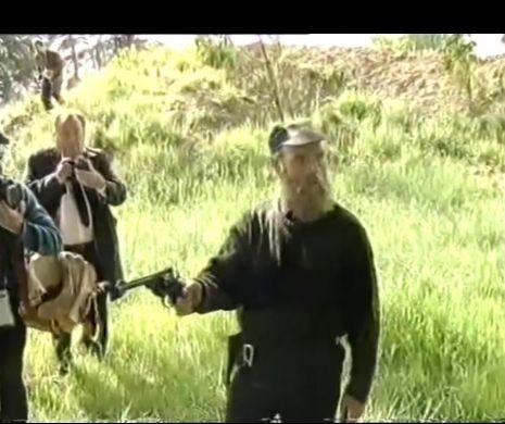 A ÎMPUŞCAT MORTAL UN CONSILIER venit să-i DĂRÂME CASA cu buldozerul. Filmare şocantă cu momentul de nebunie