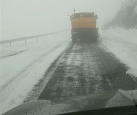 A venit IARNA în ROMÂNIA. Stratul de ZĂPADĂ depășește 10 centimetri. UTILAJELE de DESZĂPEZIRE au intervenit cu TONE de sare - FOTO
