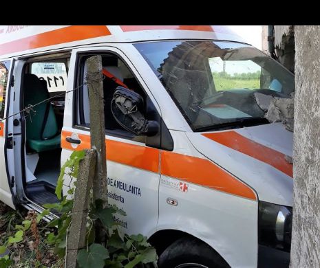 AMBULANȚĂ, în misiune, AVARIATĂ în accident rutier la Constanța