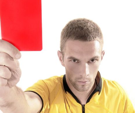 Episod HALUCINANT în fotbalul românesc. Brigada de arbitri, BĂTUTĂ de fani. FINALUL este demn de FILMELE de la Hollywood
