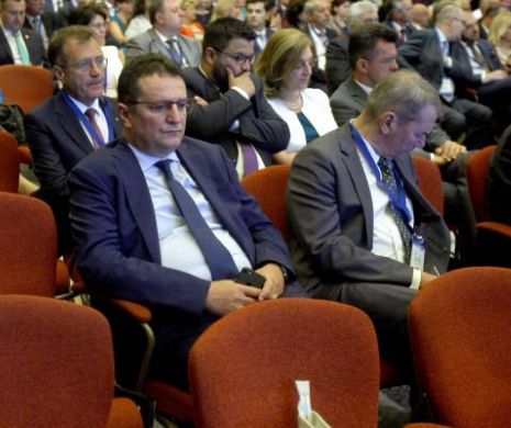 Îi cere Maior scrisorile înapoi lui Donald Trump?