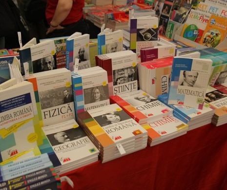 Încă o GAFĂ la nivel ȘCOLAR. Elevii unui LICEU GERMAN au primit manuale în limba ROMÂNĂ