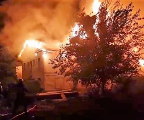 INCENDIU de proporții. Casa celei mai MARI CÂNTĂREȚE din România a fost ÎNGHIȚITĂ de FLĂCĂRI. Șapte autospeciale au intervenit de URGENȚĂ
