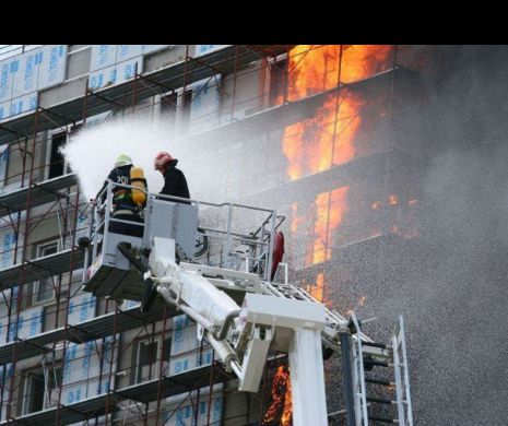 INCENDIU DEVASTATOR în București. Un BLOC a luat FOC COMPLET. Zeci de familii au ajuns în stradă
