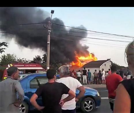 INCENDIU VIOLENT la Constanța. DOUĂ CASE case cuprinse de flăcări