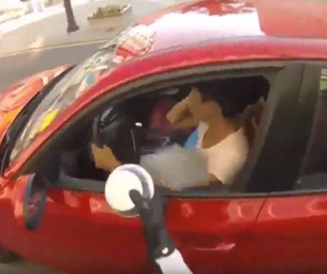 NESIMȚIRE în trafic. Un motociclist i-a predat o lecție de educație civică unei ȘOFERIȚE. Video viral