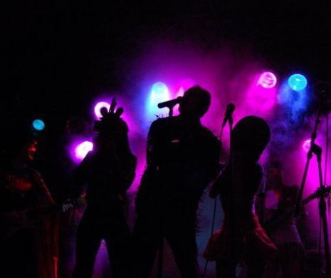 ORGII cu PROSTITUATE în TURNEU! O CÂNTĂREAȚĂ a făcut PUBLICE nopțile de DEZMĂȚ TOTAL