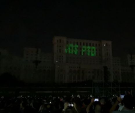 Plângere penală pentru un protestatar rezist după ce a proiectat mesajul ”JOS PSD” pe clădirea Parlamentului