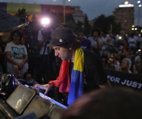 Protest inedit în Piața Victoriei. Celebrul pianist Davide Martello a oferit un moment surpriză în fața manifestanților